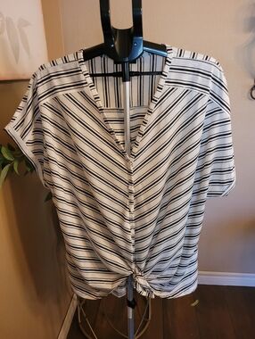 NWOT Lily Morgan Plus Striped V-Neck Tie-Front Women’s Top - White/Black